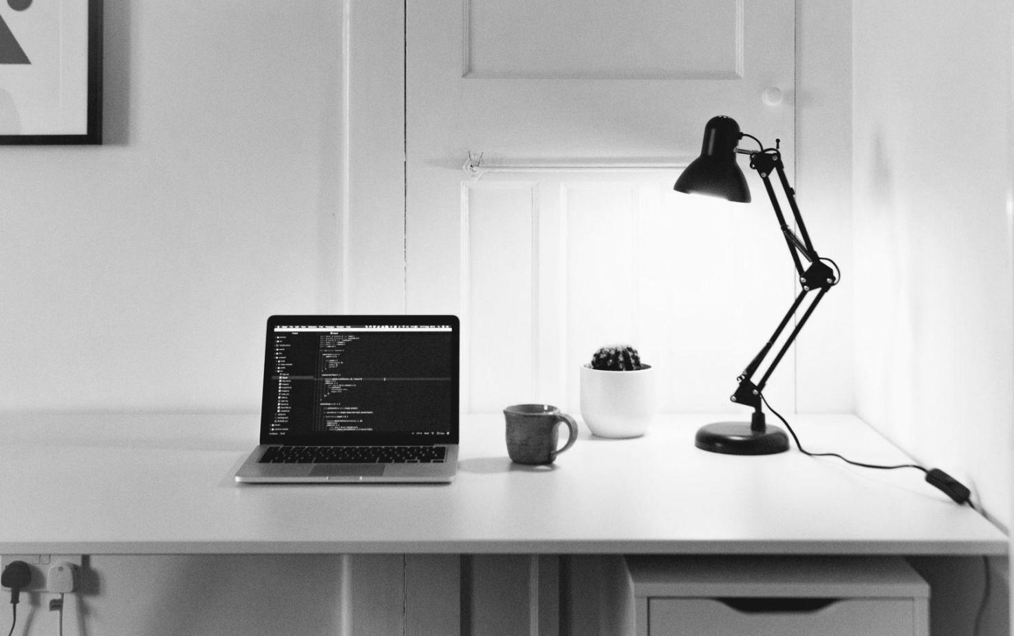 Environnement de travail moderne avec outils financiers